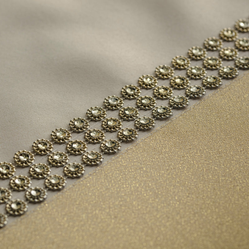 Zlato béžový obrus z polyesteru a metalizovaného vlákna.