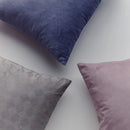 Fialová polyesterová obliečka na vankúš.