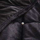 Čierny polyesterový prehoz na posteľ. 