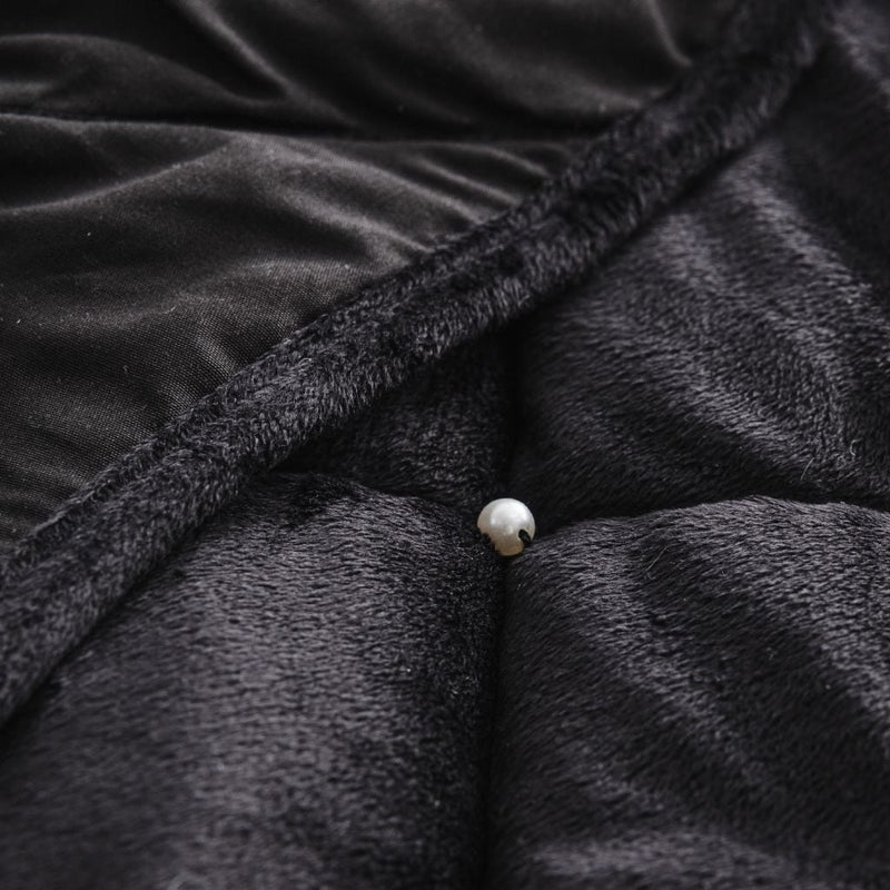 Čierny polyesterový prehoz na posteľ. 
