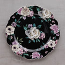 Čierny porcelánový plytký tanier s kvetovým motívom.