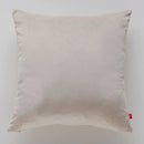 Béžová polyesterová obliečka na vankúš.