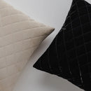 Béžová polyesterová obliečka na vankúš.