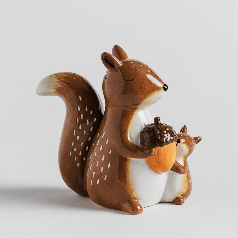 Pokladnička s jesenným motívom v tvare dvoch veveričiek.