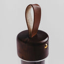 Transparentná sklenená karafa s drevenými doplnkami. 