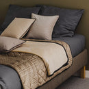 Hnedý polyesterový poťah na vankúš.