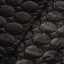 Hnedý polyesterový prehoz na posteľ. 