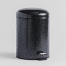 Čierny odpadkový kôš. 