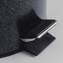 Čierny odpadkový kôš.