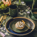 Modro zlatý plytký porcelánový tanier so zlatým lemom. 