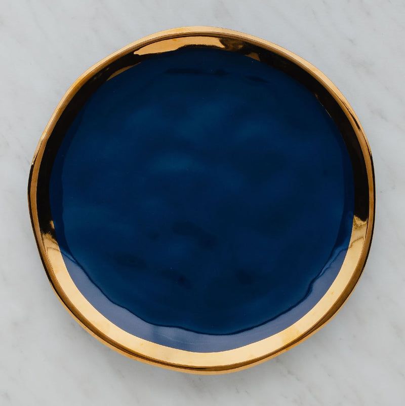 Modro zlatý plytký porcelánový tanier so zlatým lemom. 