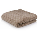 Hnedý polyesterový prehoz na posteľ.