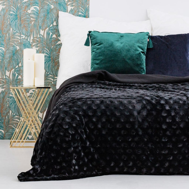 Čierny&nbsp;polyesterový prehoz na posteľ.