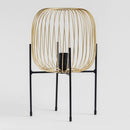 Zlatá lampa na čiernych nožičkách.