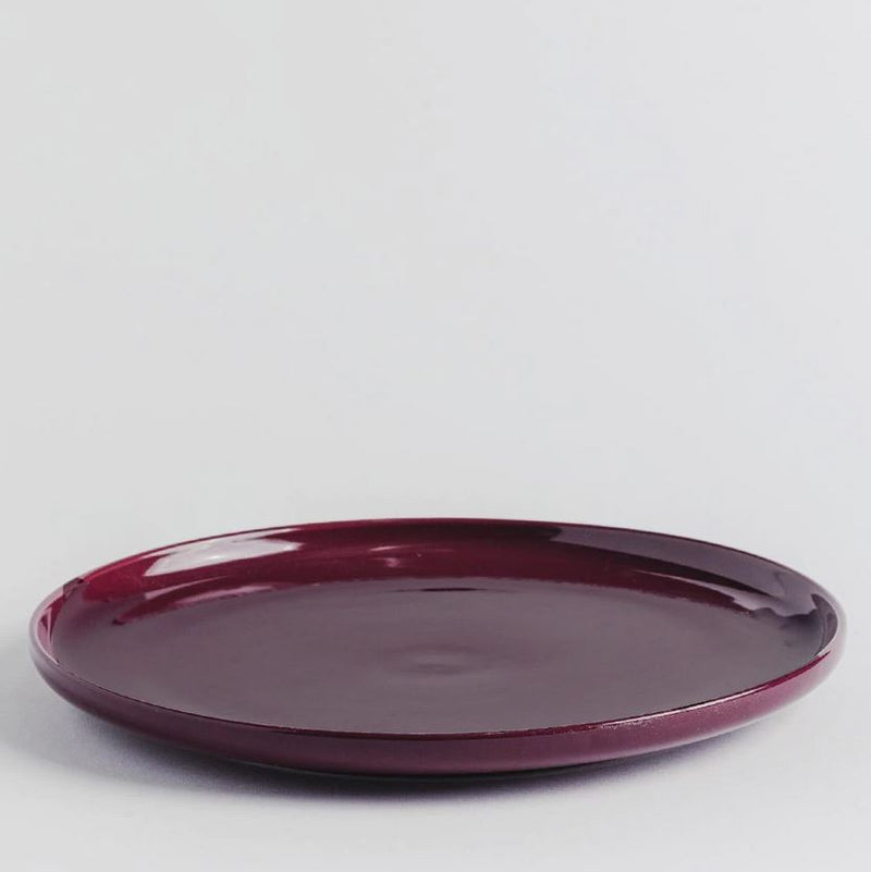 Červený kameninový plytký tanier. 