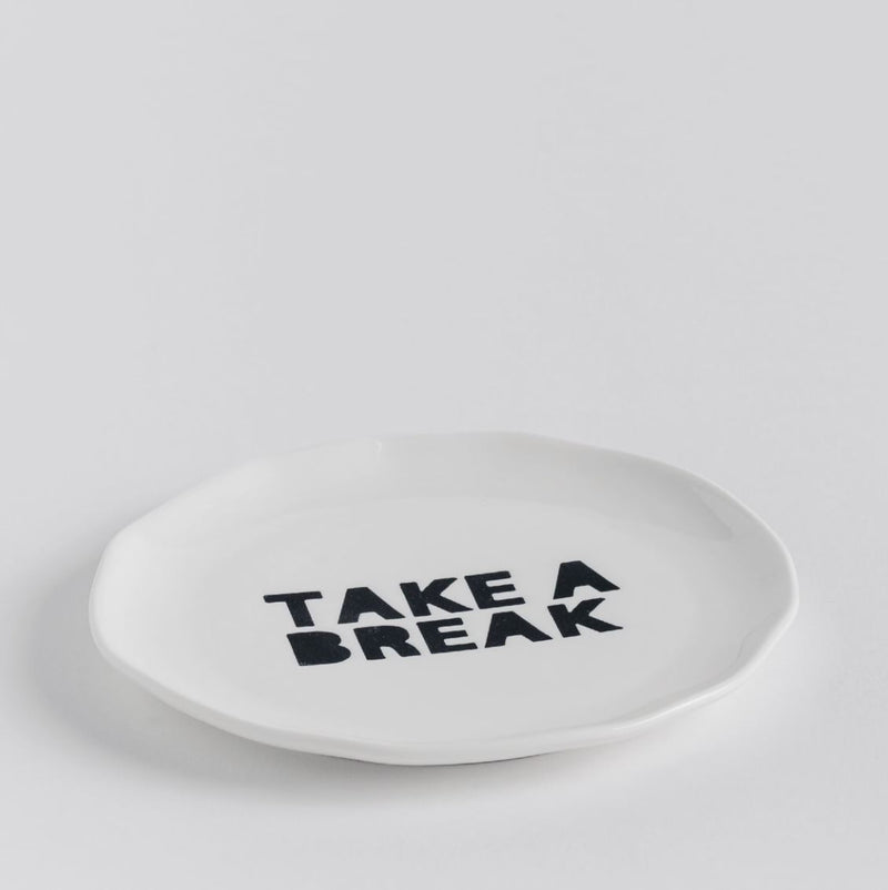 Biely porcelánový tanier dezertný s nápisom TAKE A BREAK.