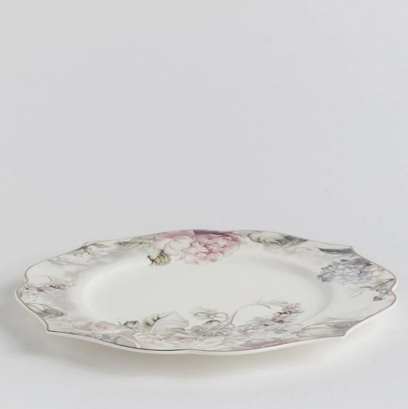 Biely porcelánový plytký tanier s kvetovým motívom. 