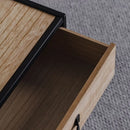 Čierno hnedý stolík.