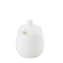 Biela cukornička vyrobená z porcelánu.