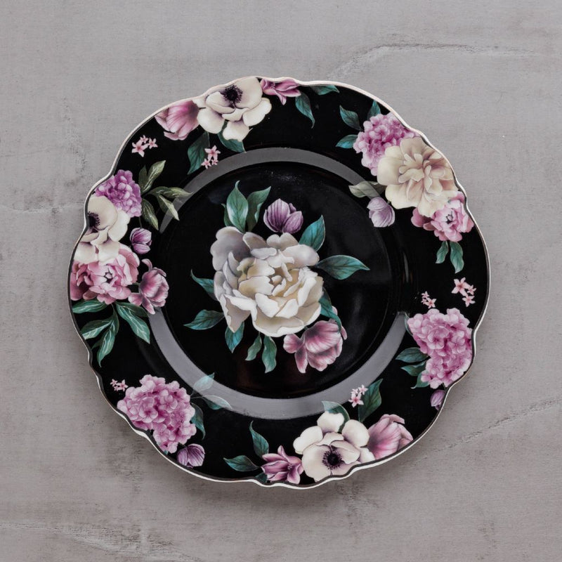 Čierny porcelánový dezertný tanier s kvetovým motívom.