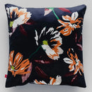 Modrá oranžová obliečka na vankúš s kvetovým motívom.