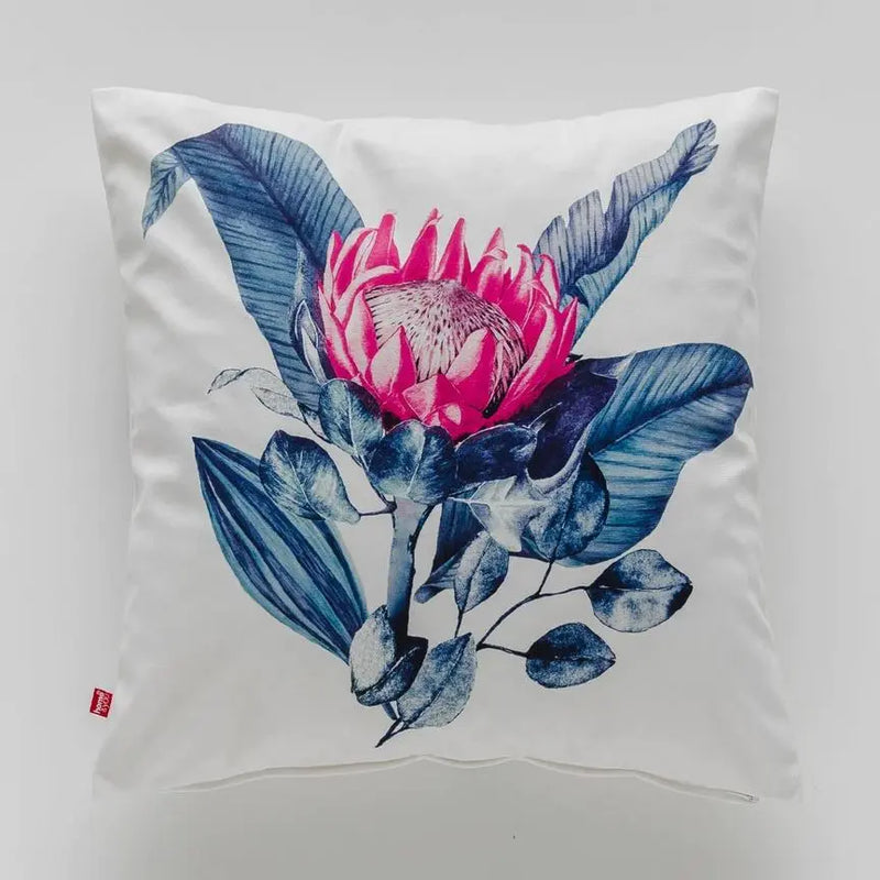 Biela polyesterová obliečka na vankúš s farebným kvetovým motívom. 