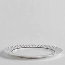 Biely porcelánový plytký tanier.