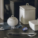 Biela porcelánová cukornička.