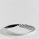 Bielo čierny porcelánový plytký tanier.