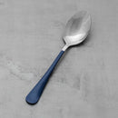 Strieborno modrá lyžica z nehrdzavejúcej ocele.