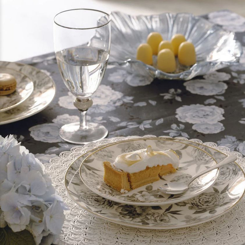 Sivý porcelánový plytký tanier s motívom sivého kvetu a zlatým okrajom. 