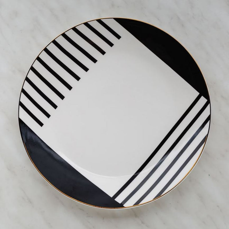 Bielo čierny porcelánový plytký tanier.