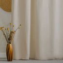 Béžový ľanový záves.