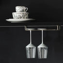 Sivý porcelánový plytký tanier s motívom sivého kvetu a zlatým okrajom. 