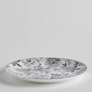 Sivý porcelánový plytký tanier s motívom sivého kvetu a zlatým okrajom. 