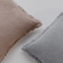 Hnedá obliečka na vankúš z bavlny a polyesteru.